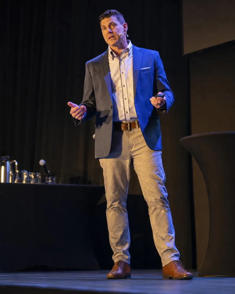 Dr. Trevor DeVries palestrando